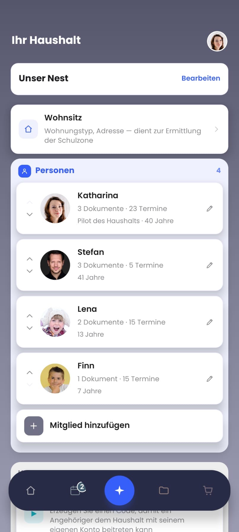 Bildschirm „Ihr Haushalt“ mit den 4 Mitgliedern (Katharina, Stefan, Lena, Finn), jeweils mit ihren zugeordneten Dokumenten und Terminen.