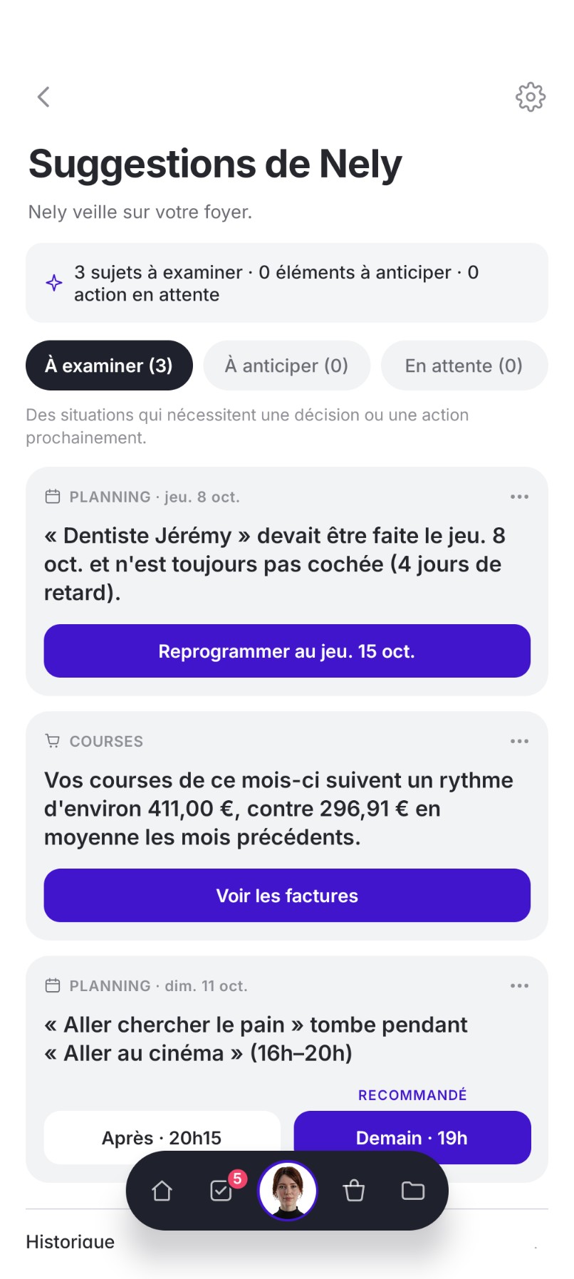 Bildschirm Vorschläge von Nely, alle Bereiche: „Ihre Vorräte sind fast leer (9 von 9 beobachteten Produkten bei null), und Nächster Einkauf ist leer.”, mit dem Vorschlag „Stefan hat diese Woche den leersten Kalender unter den Erwachsenen im Haushalt …”, dem Abzeichen „Gewinn: Gelassenheit” und der Schaltfläche „Mit Nely chatten”.