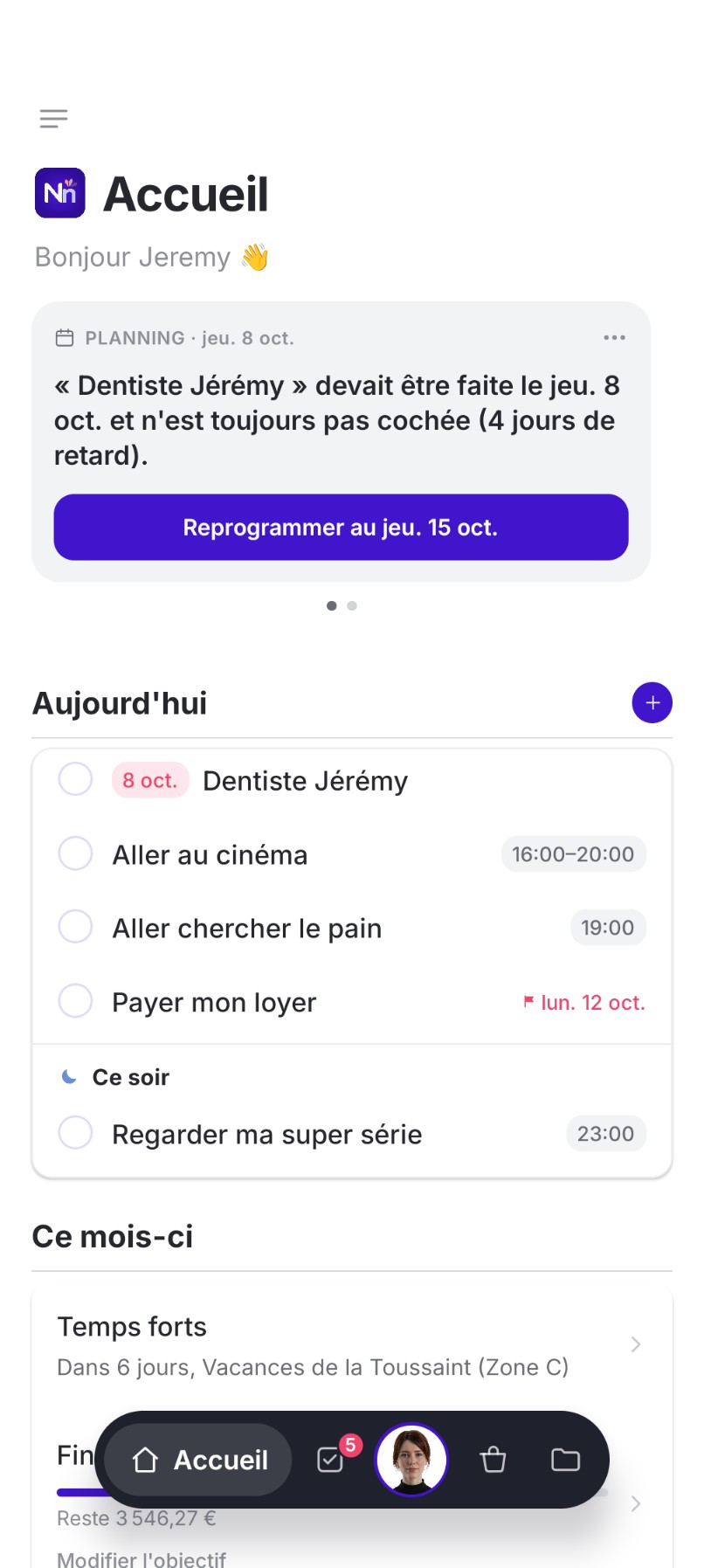 Écran d'accueil de Nelynn : Nely propose de reprogrammer une tâche en retard, puis la journée se range toute seule, sans aucune carte à traiter.