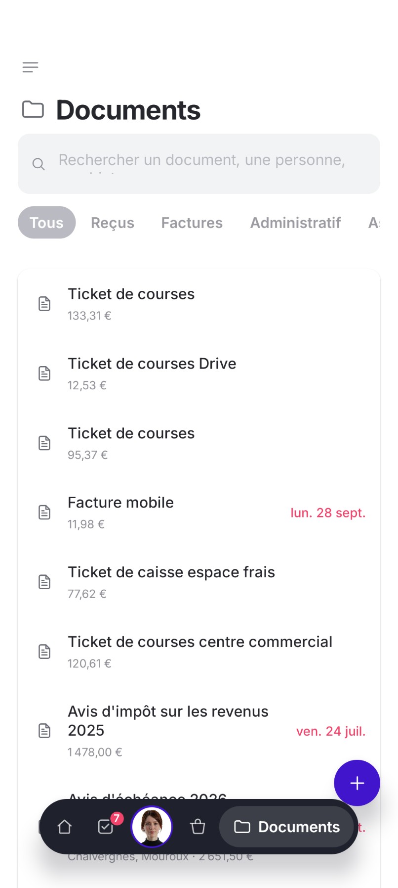 Écran Documents de Nelynn : tickets de courses, facture mobile et avis d'imposition classés automatiquement, avec les échéances en retard mises en évidence.