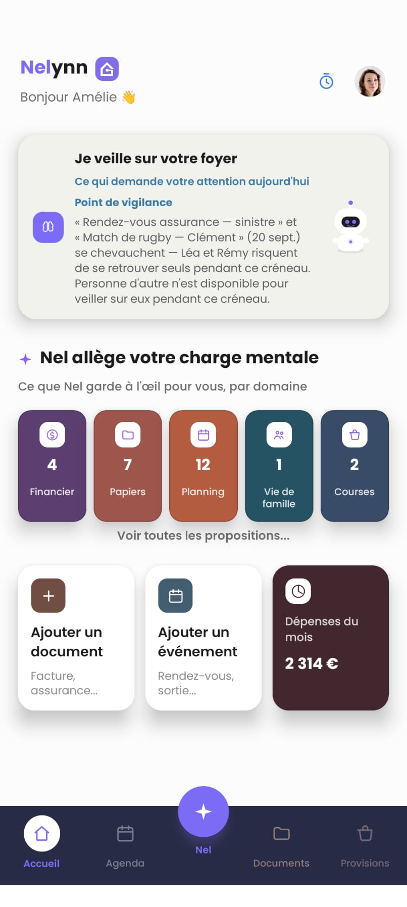 Écran d'accueil de Nelynn : « Nel allège votre charge mentale » avec les suggestions classées par domaine, et « Je veille sur votre foyer » qui rappelle l'heure de départ pour le rendez-vous podologue d'Amélie.